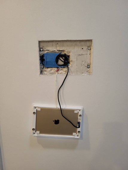 SmartThin - ramka podtynkowa do tabletu (biała)