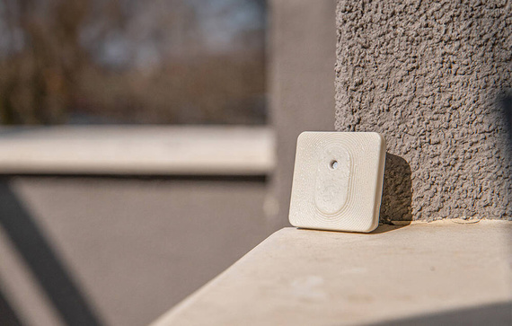 Shelly Wall Display (biały) + BLU H&T kremowy